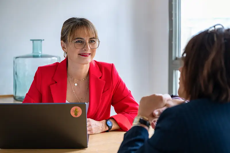 Portrait femme avec veste rouge