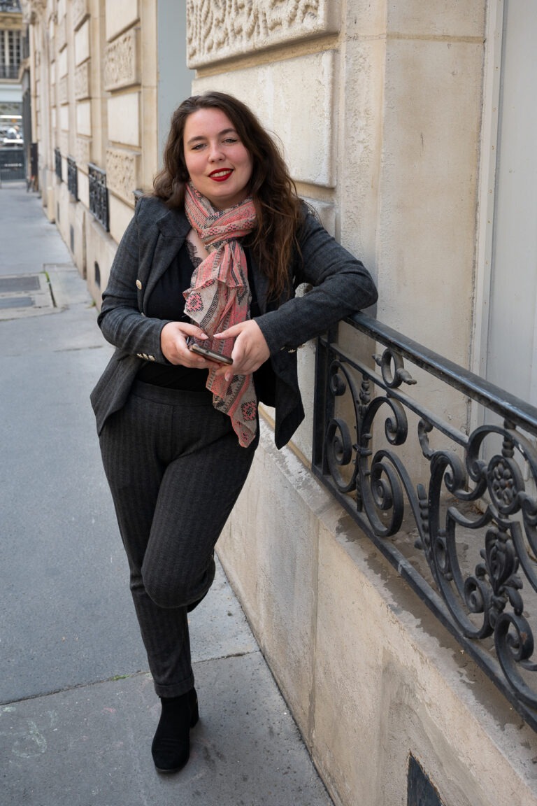 Photgraphe-professionnel-formatrice-personal-branding-ile-de-france Portrait photo professionnel d'une formatrice dans les rues de Paris