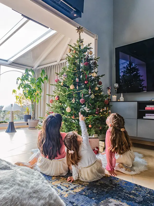 Photographe-professionnel-Architecte-interieur-noel-ile-de-france Décoration de Noel 3 enfants devant sapin