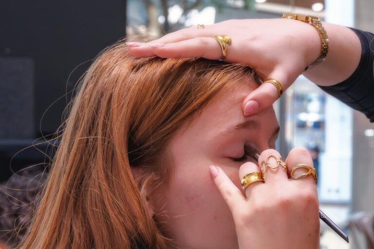 Photographe-professionnel-la-beauté-du-geste-maquillage-paris maquillage-paris