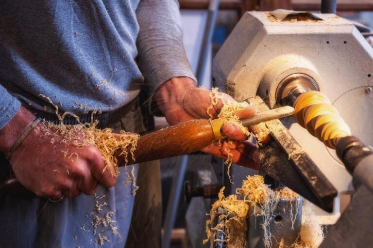 Photographe-professionnel-la-beauté-du-geste -tourneur-bois-ile-de-france Portrait tourneur-bois-ile-de-france