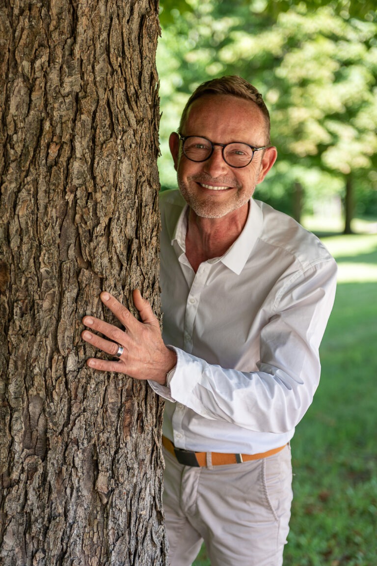 Photographe-professionnel-personal-branding-paris Photographie corporate : portrait d'un homme chaleureux en foret en ile de France