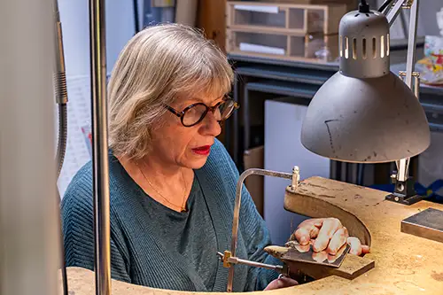 photographe-professionnel-atelier-bijoutiere -portrait